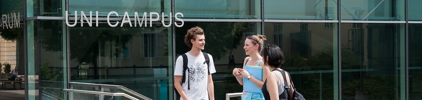Drei Studierende unterhalten sich am UniCampus